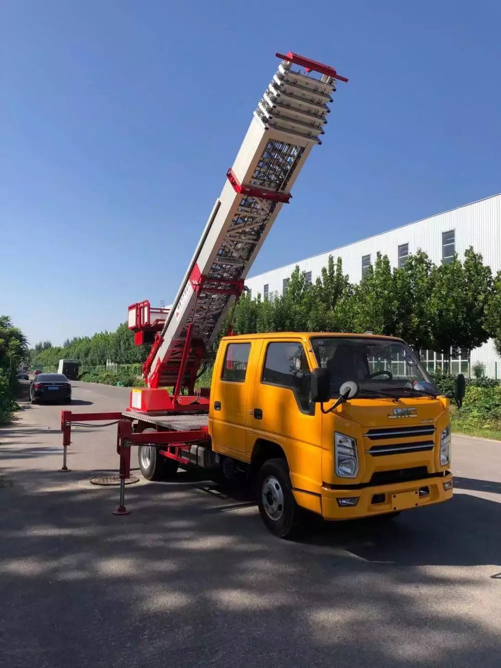 阳山附近的云梯车出租服务：轻松解决高空作业需求